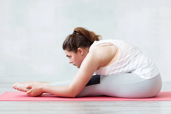 Mujer Encantadora Haciendo Estiramiento Ejercicio Yoga Una Estera Doblar Hacia — Foto de Stock