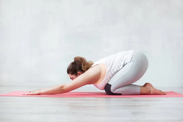 Mooie Vrouw Doen Stretching Yoga Oefening Een Mat — Stockfoto