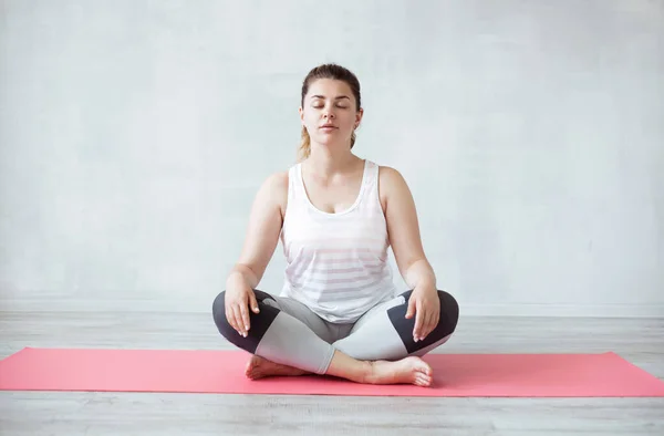 Hermosa Mujer Está Sentada Esterilla Yoga Pose Medio Loto Tomando —  Fotos de Stock