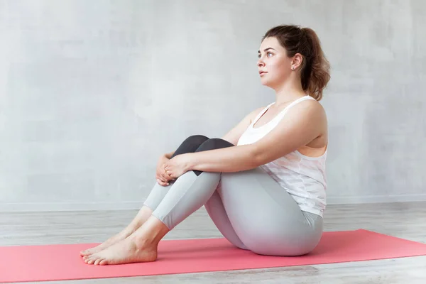 Härlig Kvinna Som Stretchar Eller Yogar Matta Sittande Rakt — Stockfoto