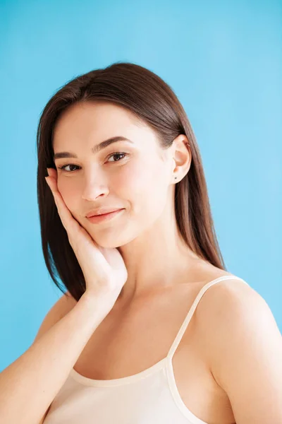 Portrait Belle Jeune Femme Avec Une Peau Saine Sur Fond — Photo