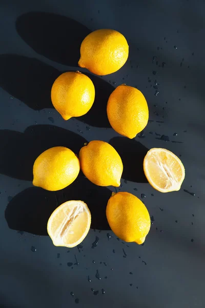 Fresh Lemons Surrounded Water Drops Dark Blue Backgound — Stock Photo, Image