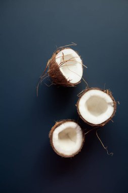 Hindistan cevizleri koyu mavi arkaplanda yatıyor.