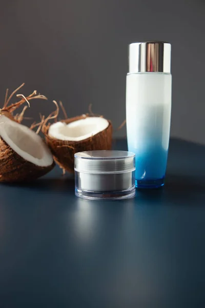 Naturliga Kosmetiska Produkter Med Kokos Fokus Burk — Stockfoto