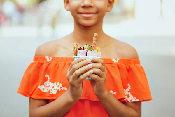 Schattig Tiener Meisje Met Ijs Straat — Stockfoto