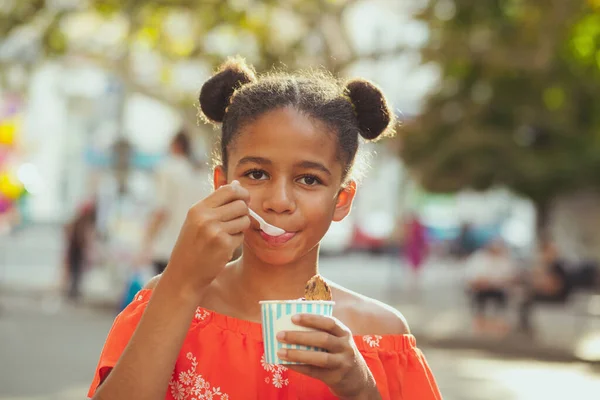 Schattig Tiener Meisje Eten Ijs Straat — Stockfoto