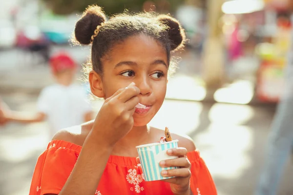 Schattig Tiener Meisje Eten Ijs Straat — Stockfoto