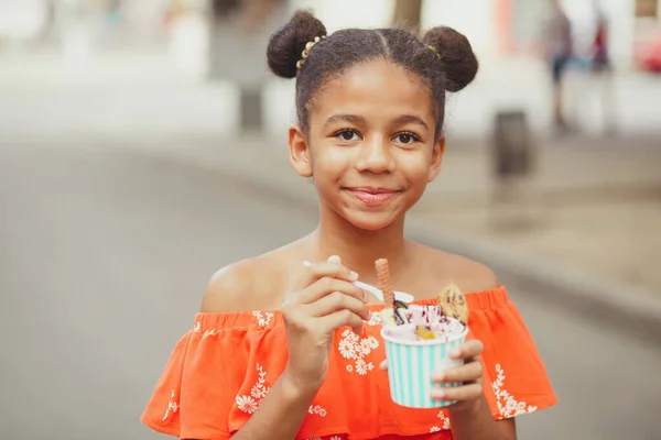 可爱的少女在街上吃冰淇淋 — 图库照片
