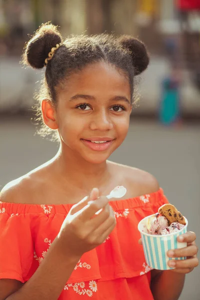 Menina Adolescente Bonito Comer Sorvete Rua — Fotografia de Stock