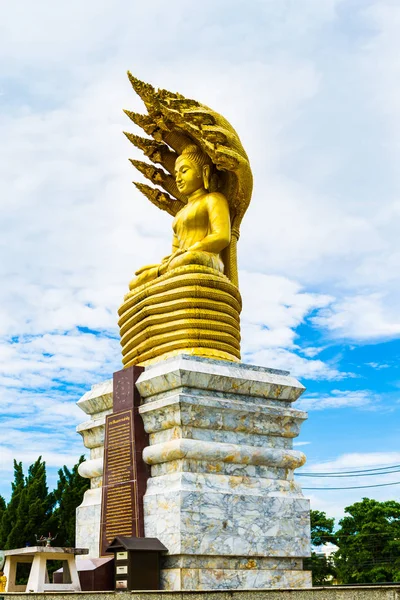 Zlato buddha venkovní. — Stock fotografie