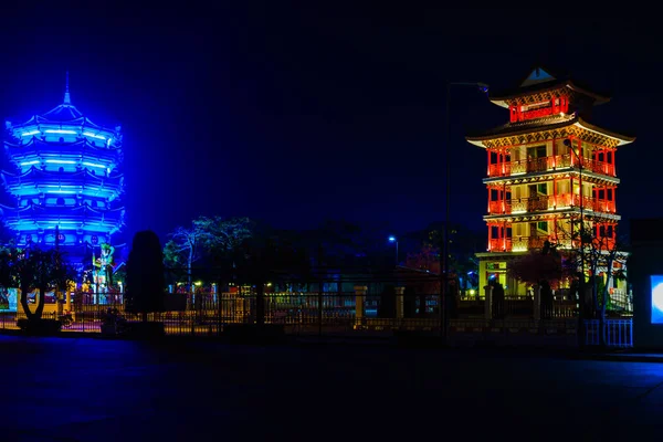 O belo pagode chinês à noite . — Fotografia de Stock