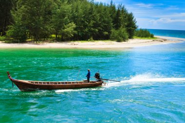 Long tail tekne ile mavi gök.