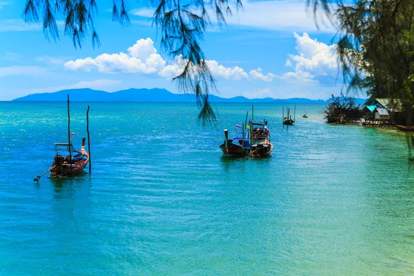 Barco de pesca e céu azul . — Fotografia de Stock