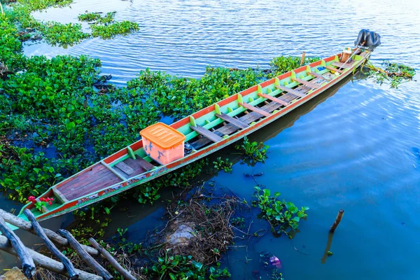 O barco de cauda longa no rio . — Fotografia de Stock