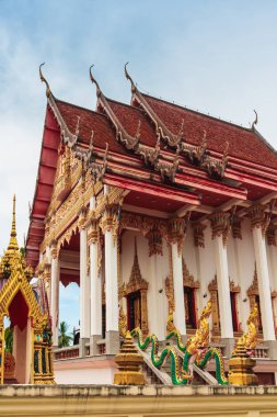 Güzel altın kilise ve mavi gökyüzü . 