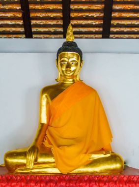 Antik altın buddha heykeli tapınağın.