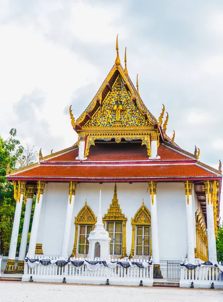 Piękne złote starożytnej świątyni w Tajlandii. — Zdjęcie stockowe