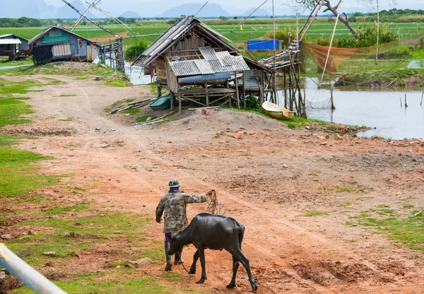 泰国农民村双桅横帆船大气中的性质 — 图库照片