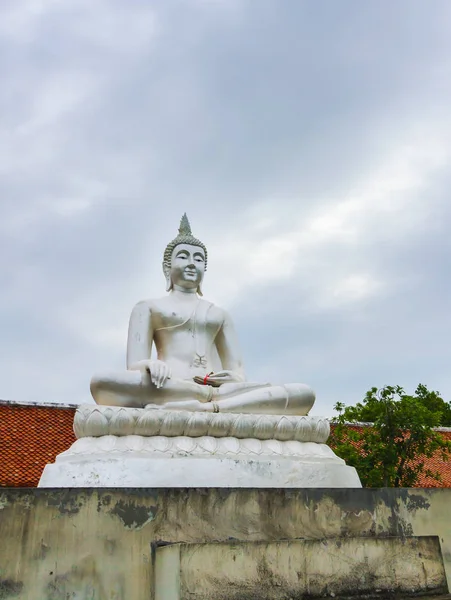 Прекрасный Будда, сидящий в облачном небе . — стоковое фото