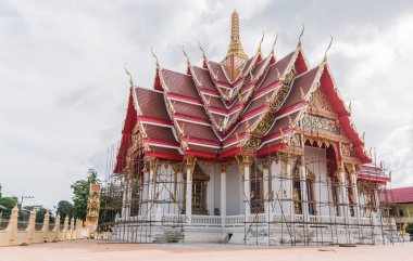 Güzel tapınak yenileniyor. Gökyüzünde bulutlar 