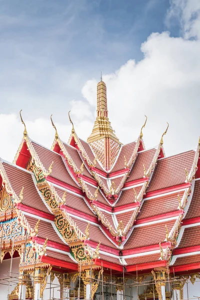 Prachtige tempel wordt gerenoveerd. In de hemel met de wolken — Stockfoto