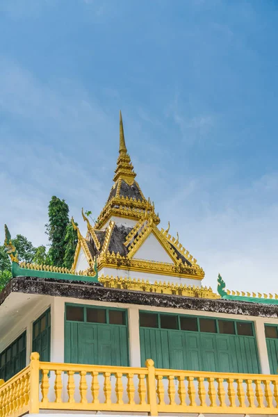 Het dak van de oude tempel in buddism. — Stockfoto