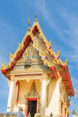 Gün ışığı ve mavi gökyüzü altın kilisede.