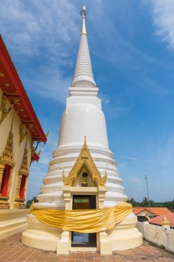 Masmavi gökyüzünde güzel beyaz stupa.