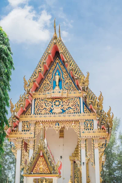 De oude kerk in tempel in daglicht met blauwe lucht. — Stockfoto