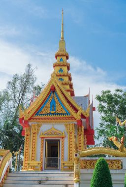 Eski altın kilise ve mavi gökyüzü. 