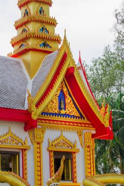 Eski altın kilise ve mavi gökyüzü. 