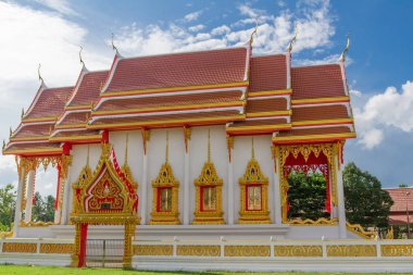 Eski altın kilise ve mavi gökyüzü. 