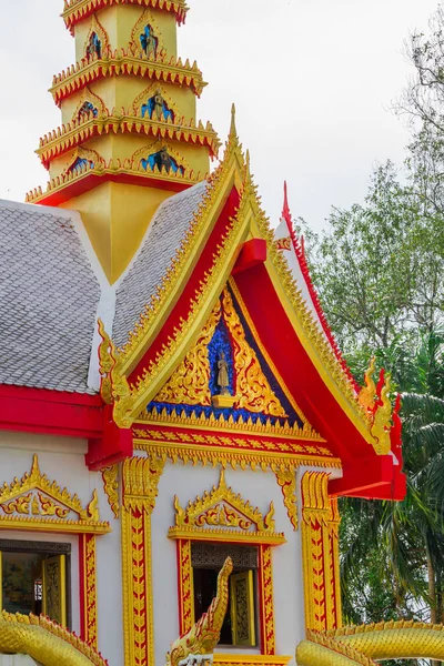 Eski altın kilise ve mavi gökyüzü. 