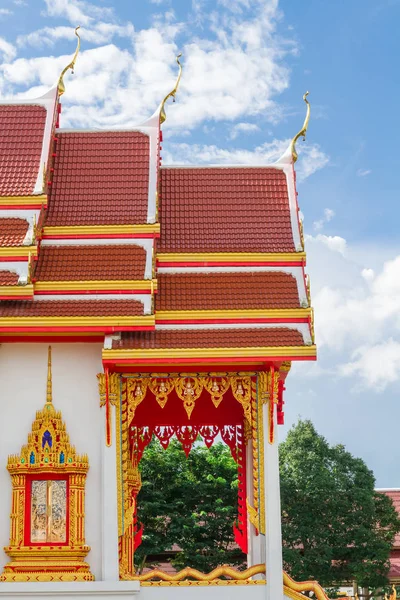 Eski altın kilise ve mavi gökyüzü. 