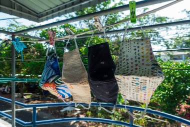 Kumaştan yapılmış maske yıkanabilir, temizlenebilir ve tekrar kullanılabilir. Bunu tek başına yapabilirsin. Covid 19 virüsünü önlemek için bir cihaz..