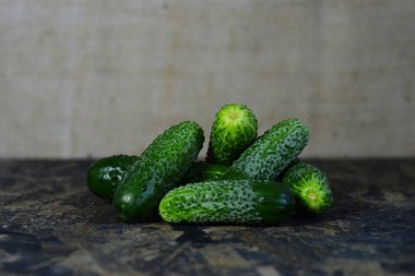 Bir ahşap masa ve arka plan üzerinde taze salatalık