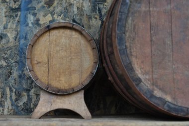 fıçının arka planı ve aşınmış eski ahşap masa