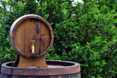 fıçının arka planı ve aşınmış eski ahşap masa