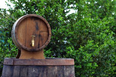 fıçının arka planı ve aşınmış eski ahşap masa