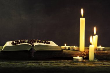 İncil ve eski meşe ahşap bir masa üzerine de mum. Güzel arka plan. Din kavramı