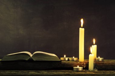 İncil ve eski meşe ahşap bir masa üzerine de mum. Güzel arka plan. Din kavramı