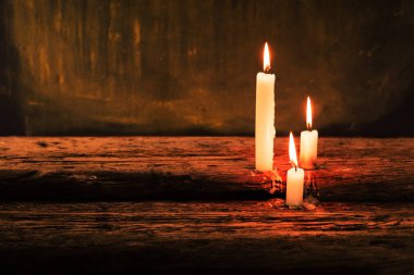 Eski meşe ahşap bir masa üzerinde mum. Güzel altın arka plan. Din kavramı.