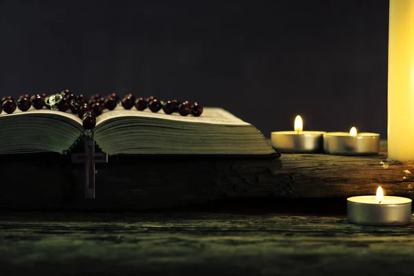 圣经和蜡烛在老橡木桌上 美丽的背景 宗教概念 — 图库照片