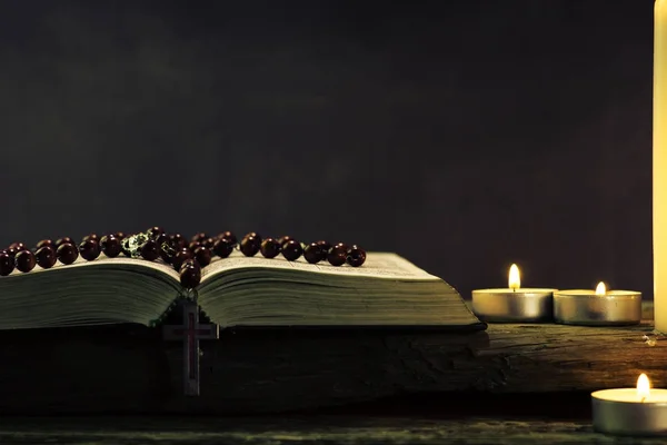 Bibel Und Kerze Auf Einem Alten Eichentisch Schönes Background Religion — Stockfoto