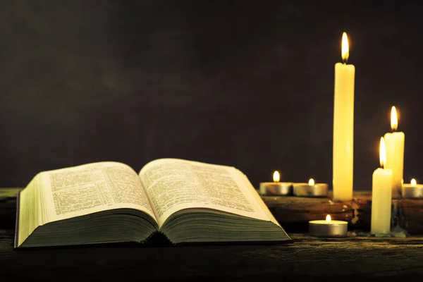 Bibeln Och Ljus Gammal Träbord Vacker Bakgrund Religion Konceptet — Stockfoto