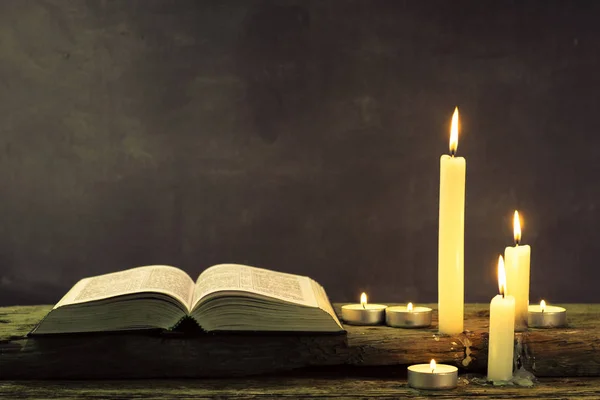 Biblia Vela Sobre Una Vieja Mesa Madera Roble Hermoso Fondo — Foto de Stock