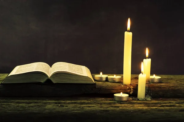 Biblia Vela Sobre Una Vieja Mesa Madera Roble Hermoso Fondo — Foto de Stock