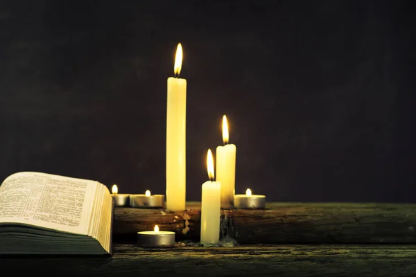 Bibel Und Kerze Auf Einem Alten Eichentisch Schönes Background Religion — Stockfoto