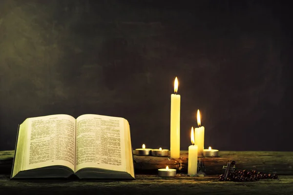 圣经和蜡烛在老橡木桌上 美丽的背景 宗教概念 — 图库照片