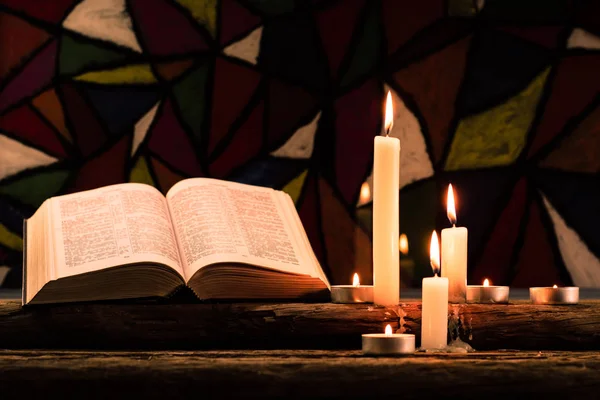 Bibeln Krucifix Och Pärlor Med Ett Ljus Gammal Träbord Vackert — Stockfoto